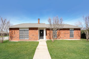 2122 STOCKTON TRL GRAND PRAIRIE, TX 75052